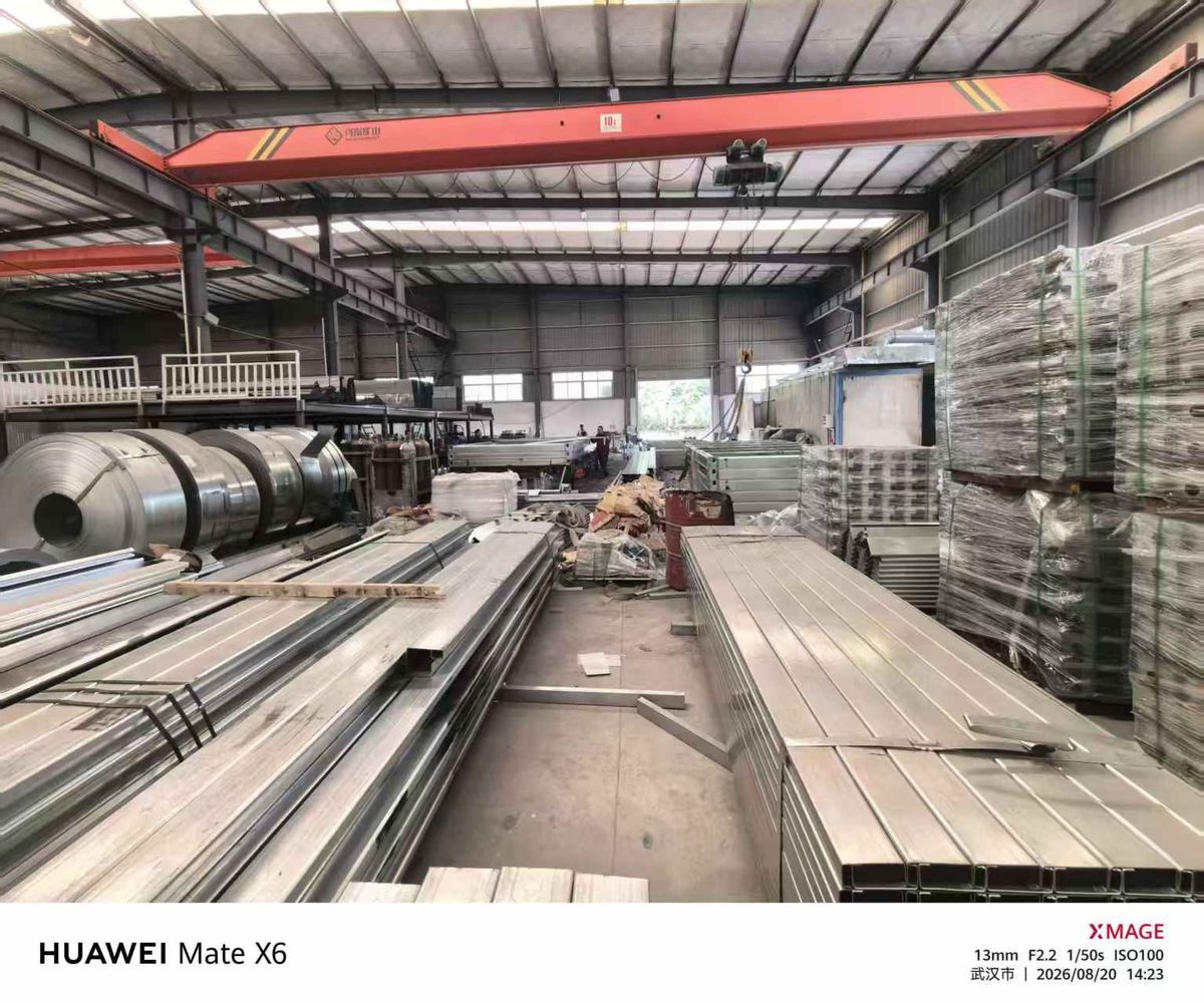 博客斯房屋武汉工厂车间原材料堆放区(钢卷与型材)实景